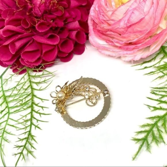 Vintage Jewelry - ⚜️VINTAGE Golden Garden Brooch With Pearl Daisy